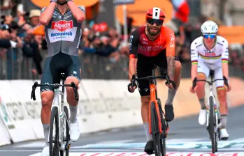 En la imagen aparece Mathieu Van der Poel, entre lágrimas, tras vencer a Pocagar, porque no lo podía creer. FOTO @UCI_cycling