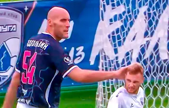 Paul Podkolzin, ex NBA, tiene el récord del futbolista más alto del mundo. FOTO: Captura tomada de @Footballogue