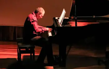 Carlos Betancur tocando en el Museo de Antopología y Artes de Jericó (MAJA). FOTO Cortesía David Ospina @david_ospina11.