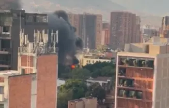 Una densa columna de humo cubre varios edificios de El Poblado, Medellín. Foto: captura de video tomado de redes sociales.