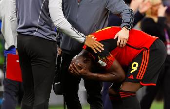 El asistente técnico de la selección de Bélgica, Thierry Henry, trata de consolar a Romelu Lukaku, tras la eliminación de su selección. FOTO EFE