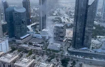Una torre del centro de financiero de Dubai es golpeada por Irán. FOTO: AFP.