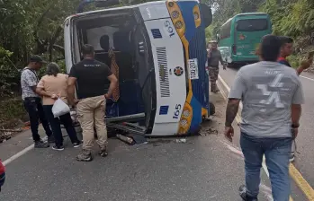 Un bus afiliado a TransOriente se volcó en la autopista Medellín-Bogotá, en jurisdicción de San Luis, Antioquia, dejando dos muertos y siete heridos. FOTO tomada de redes sociales