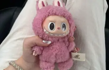 Con sus dientes afilados y mirada traviesa, Labubu se ha convertido en la muñeca más codiciada del planeta, disparando las ventas de Pop Mart y posicionando a China como potencia global en cultura pop. FOTO: @Outfit_Luxy