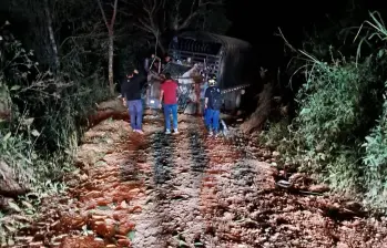 Hasta ahora no hay reporte de muertos o heridos por la explosión que afectó el vehículo. FOTO: Cortesía.