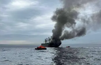El precio del petróleo sobrepasa nuevamente los 100 dólares, con una fila interminable de petro buques que no logran cruzar el estrecho. La imagen de hoy es de un petrolero en medio de ataques iraníes. FOTO: @HipotesisPoder