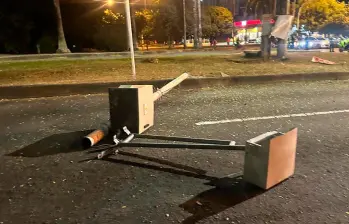 Los artefactos explosivos fueron detonados en la base de los postes que sostenían las cámaras de fotomultas, en dos barrios distintos de Cali. FOTO: CORTESÍA.