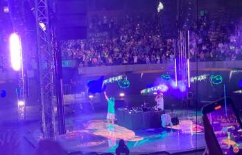 Imagen del momento en el que Feid salió el jueves en la noche al escenario de la Macarena. FOTO Cortesía 