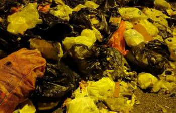 Ciudadanos aseguran que las basuras en el sector Mano de Dios, en Altavista, no se recogen hace dos semanas. FOTO Cortesía
