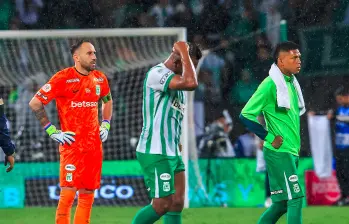En la imagen aparecen David Ospina, Alfredo Morelos y Billy Arce lamentando la eliminación verdolaga. FOTO CAMILO SUÁREZ