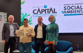 Este es el momento en el que el reportero gráfico de EL COLOMBIANO, Julio César Herrera, recibió el reconocimiento por parte de la constructora Capital. FOTO: CORTESÍA