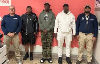 Los tres turistas fueron interrogados e inspeccionados tras llegar al aeropuerto José María Córdova. FOTO: Cortesía Migración Colombia