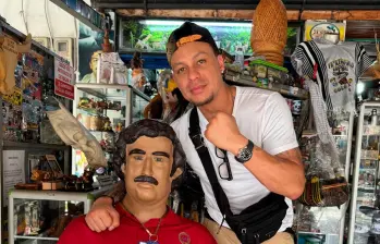 Francis Michael de Haseth, posando con un muñeco de Pablo Escobar en un establecimiento comercial de Antioquia. FOTO: Cortesía