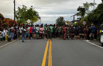 Vía bloqueada por la minga indígena entre Dabeiba y Mutatá, Antioquia. FOTO: AUTOPISTAS DE URABÁ