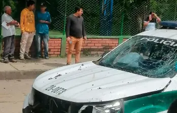 Así quedó la patrulla policial, tras el ataque con explosivos en Rosas, Cauca. FOTO: CORTESÍA.