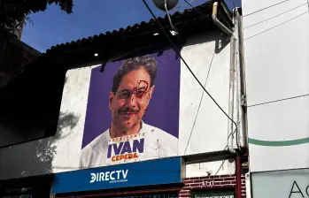 Con pintura roja, vandalizaron la recién inaugurada sede de campaña de Iván Cepeda en Medellín, afectando también a locales comerciales y viviendas vecinas. FOTO: X de Ariel Ávila (@ArielAnaliza)