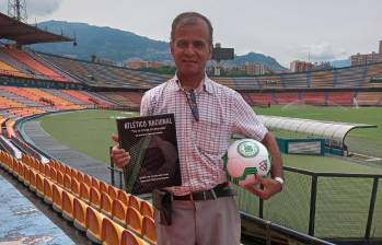 El periodista Roosevelt Castro con el libro “Atlético Nacional yo te traje al Mundo”. FOTO CORTESÍA