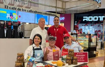 Don Ángel Miguel Balaguera, conocido como “John Valdez”, se volvió viral con su puesto de café móvil y terminó siendo el protagonista de la campaña #BuscandoAJohnValdez de @JuanValdezCafe, que lo encontró, le rindió un homenaje y le regaló una scooter eléctrica. FOTO: Juan Valdez.