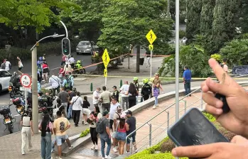 El asesinato se presentó al frente del centro comercial Santa Fe, en Medellín. FOTO: CORTESÍA.