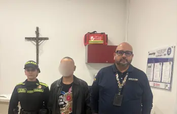 Estadounidense inadmitido en el aeropuerto José María Córdova de Rionegro. FOTO: MIGRACIÓN COLOMBIA