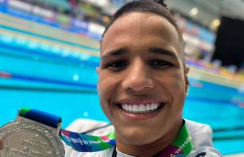 Carlos Daniel Serrano, con su presea de plata. FOTO cortesía
