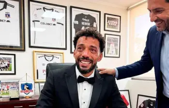 Vozinha firmando entre lágrimas su contrato con Colo-Colo. FOTO @ColoColo