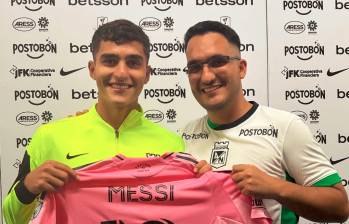 Juan Manuel Rengifo muestra la camiseta de Lionel Messi junto a su hermano. FOTO @DuqueRengifo