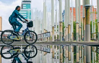 Reflejos de ciudad en los parques de Medellín. En la foto, parque de Las Luces, entre la Biblioteca EPM, los edificios Vásquez y Carré, y la Estación del Ferrocarril, en el centro. 2024. FOTO: Julio César Herrera. 
