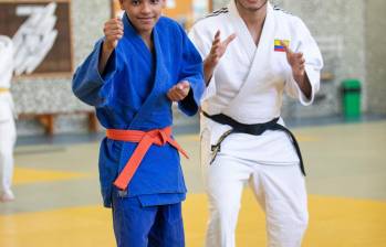 Alejandro (13 años), junto a su entrenador David Jaramillo, en uno de los entrenamientos en el Coliseo de Combate. FOTOs Camilo Suárez