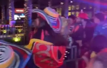 Los hinchas colombianos en Ciudad de México recibieron a la selección cafetera. FOTO: Captura de video