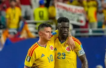 James Rodríguez, junto a una de las grandes figuras que ha tenido la Selección durante este Mundial, Dávinson Sánchez. FOTO juan antonio sánchez