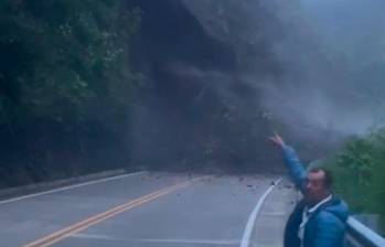 Por las lluvias que caían en la zona, una montaña cedió y tapó toda la vía. FOTO: Captura de video