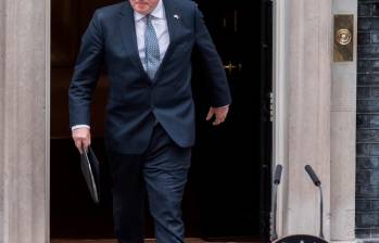 Boris Johnson en los jardines de Downing Street en una reunión que sostuvo en el confinamiento. FOTO Tomada de redes
