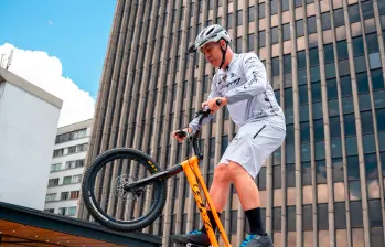 Javier Zapata desafía nuevamente las escalas del Edificio Coltejer. FOTO CORTESÍA 