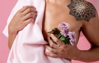 El autoexamen de seno después de los 50 años no sustituye, bajo ninguna circunstancia, una mamografía hecha por un profesional. FOTO FREEPIK.