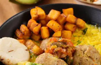 El restaurante Entrerrieles vende su propia versión de la sopa con arroz, acompañada de albóndigas, arepa, aguacate, plátano y chicharraron, 