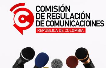 Arriba de los micrófonos, el logo de la Comisión de regulación de Comunicaciones (CRC). FOTO: Ilustración El Colombiano