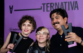 De izquierda a derecha: Ketevan Vashagashvili ganadora de Spotlight; Lau Charles, ganadora de cortometraje; y Augusto Zegarra, ganador de Focus. Fotos: Gabriel Aponte/Getty Images for Alternativa Film Festival.