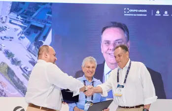 El director ejecutivo de la CCI, Juan Martín Caicedo; y el presidente de su Junta Directiva, Mauricio Ossa, entregan el ‘Premio Nacional a la Excelencia en Infraestructura’, a Jorge Mario Velásquez, presidente del Grupo Argos, por su destacada trayectoria en el sector. FOTO: Cortesía CCI