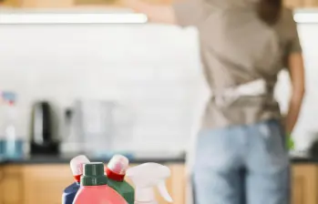 En tiempos de inflación moderada y presupuestos ajustados, los productos de aseo —desde detergentes y suavizantes hasta lavaplatos, blanqueadores, limpiadores multiusos, aromatizantes y productos para pisos— siguen siendo esenciales en la canasta familiar. FOTO: Cortesía Kantar.