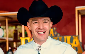 La nueva línea de ropa y sombreros de Luis Alfonso se podrá adquirir en la cuenta de Instagram @senorazo.co. en los stands durante los conciertos y en algunas tiendas físicas de Rigo. Foto cortesía.