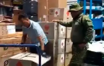 Imagen de la inspección realizada por las autoridades a las instalaciones de Seatech International, productora de Atún Van Camps. FOTO tomada de X