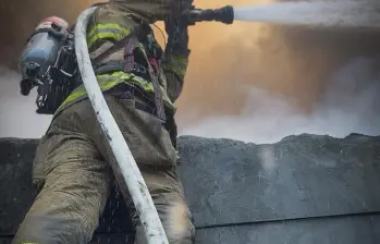 Dos tripulaciones de los Bomberos Medellín atendieron el incendio estructural en una vivienda ubicada en la comuna 1-Popular. Foto: Archivo- Cortesía
