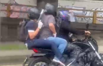 En esta motocicleta habrían unido los presuntos implicados del asesinato de un hombre a las afueras del Mall El Indio en Medellín. FOTO: CAPTURA REDES SOCIALES