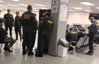Son 22 socorristas de Medellín que permanecen en un aeropuerto venezolano a la espera de que les autoricen el ingreso a ese país. Foto: Cortesía