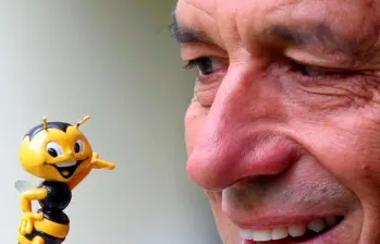 Jaime Uribe creador de la abejita Conavi. Este “animalito” rondó desde los tiros de esquina hasta los salones de clase. FOTO Manuel Saldarriaga