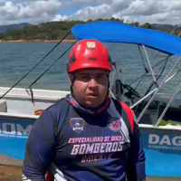 Henry Berrío, comandante del Cuerpo de Bomberos de El Peñol, informó que el nuevo punto de búsqueda del turista desaparecido tiene profundidades de hasta 50 metros. Foto: Cortesía