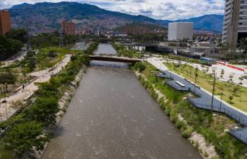Río Medellín en inmediaciones de Parques del Río. FOTO Manuel Saldarriaga 