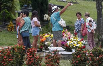 Tras entrar en confianza, los visitantes aprovechan para tomarse una selfie en la tumba del ídolo y llevarse un recuerdo de su visita a la ciudad. FOTO Manuel Saldarriaga