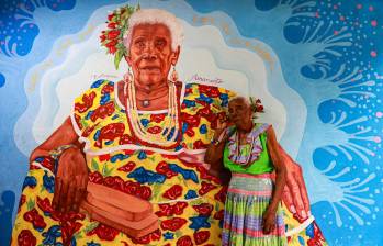 Eustiquia Amaranto Santana junto a un mural con su rostro en su casa ubicada en Turbo. FOTO: MANUEL SALDARRIAGA
